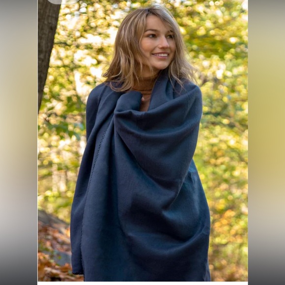 NWOT: Fleece Throw Blanket  (Navy Blue) - Picture 4 of 9